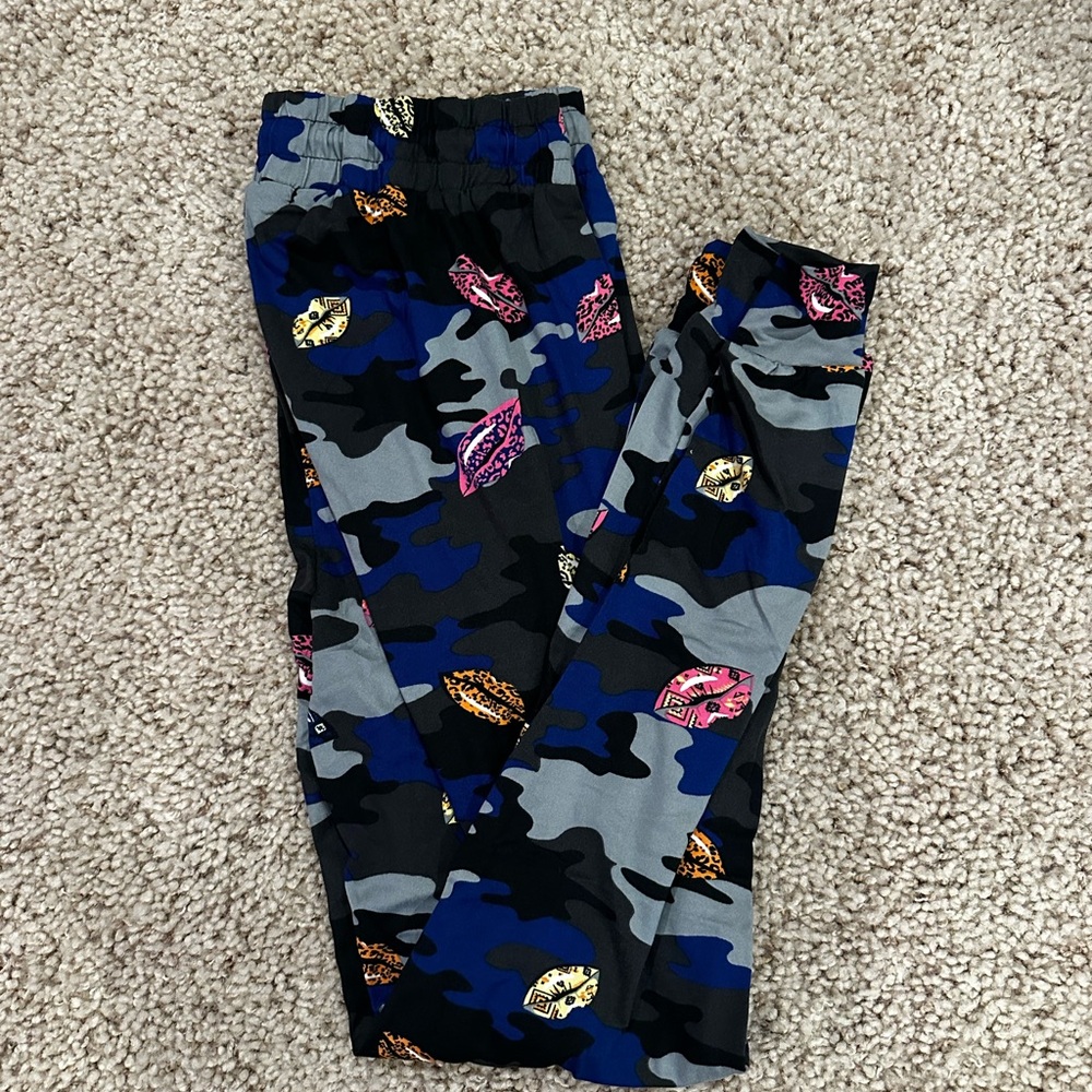 Eye Candy joggers in a black, blue, gray camo‎ with kissing lips Sz women’s 1X.
